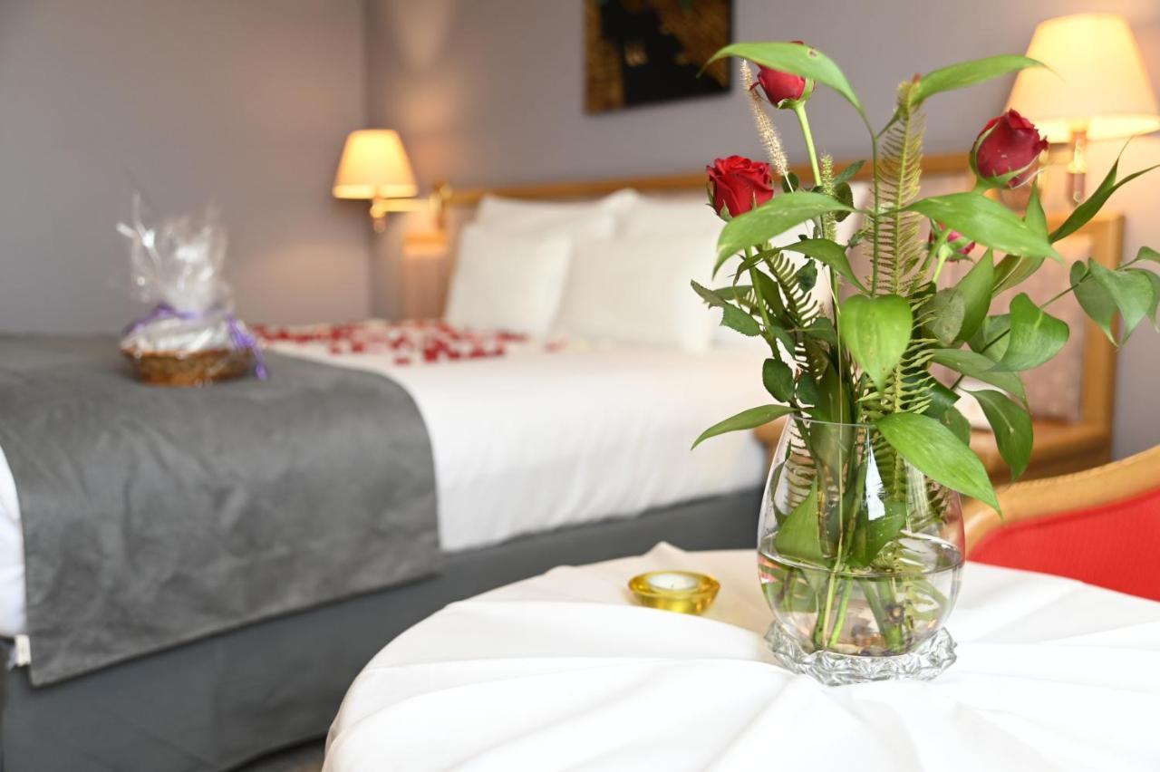 Hotel Mercure Alger Aeroport Maison Blanche Bagian luar foto A bedroom at the hotel