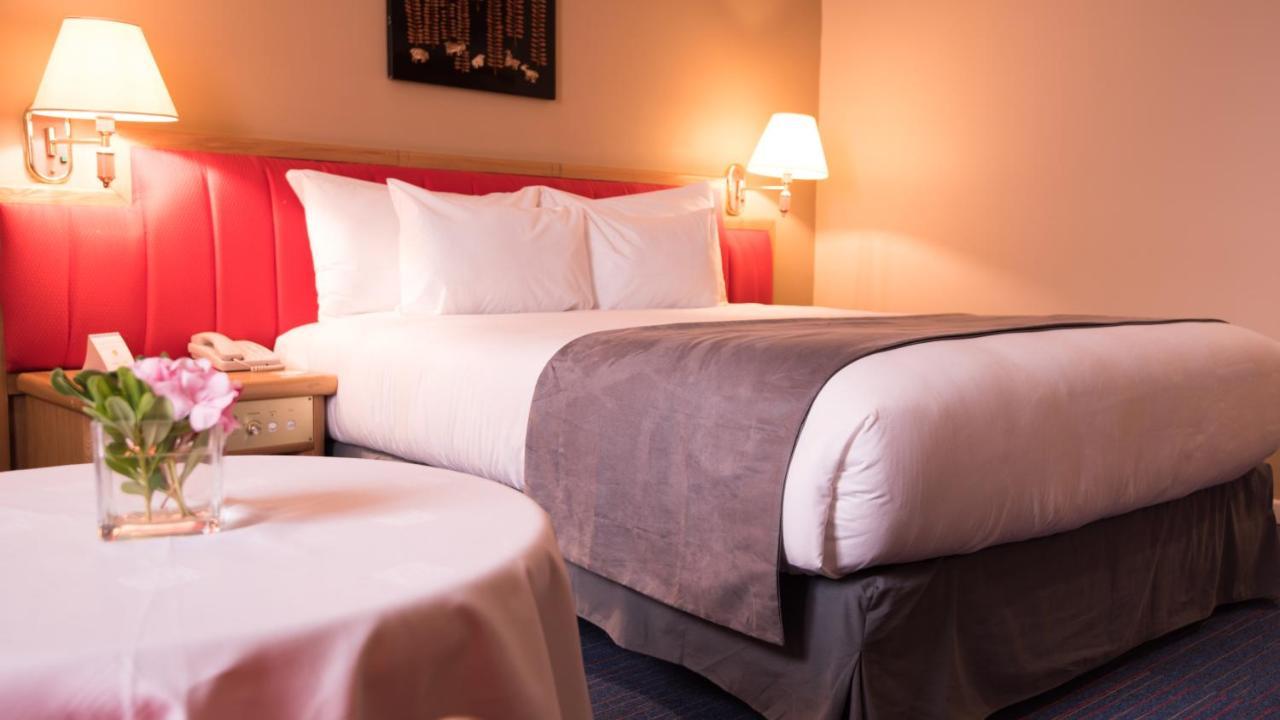 Hotel Mercure Alger Aeroport Maison Blanche Bagian luar foto A bed with a bed runner