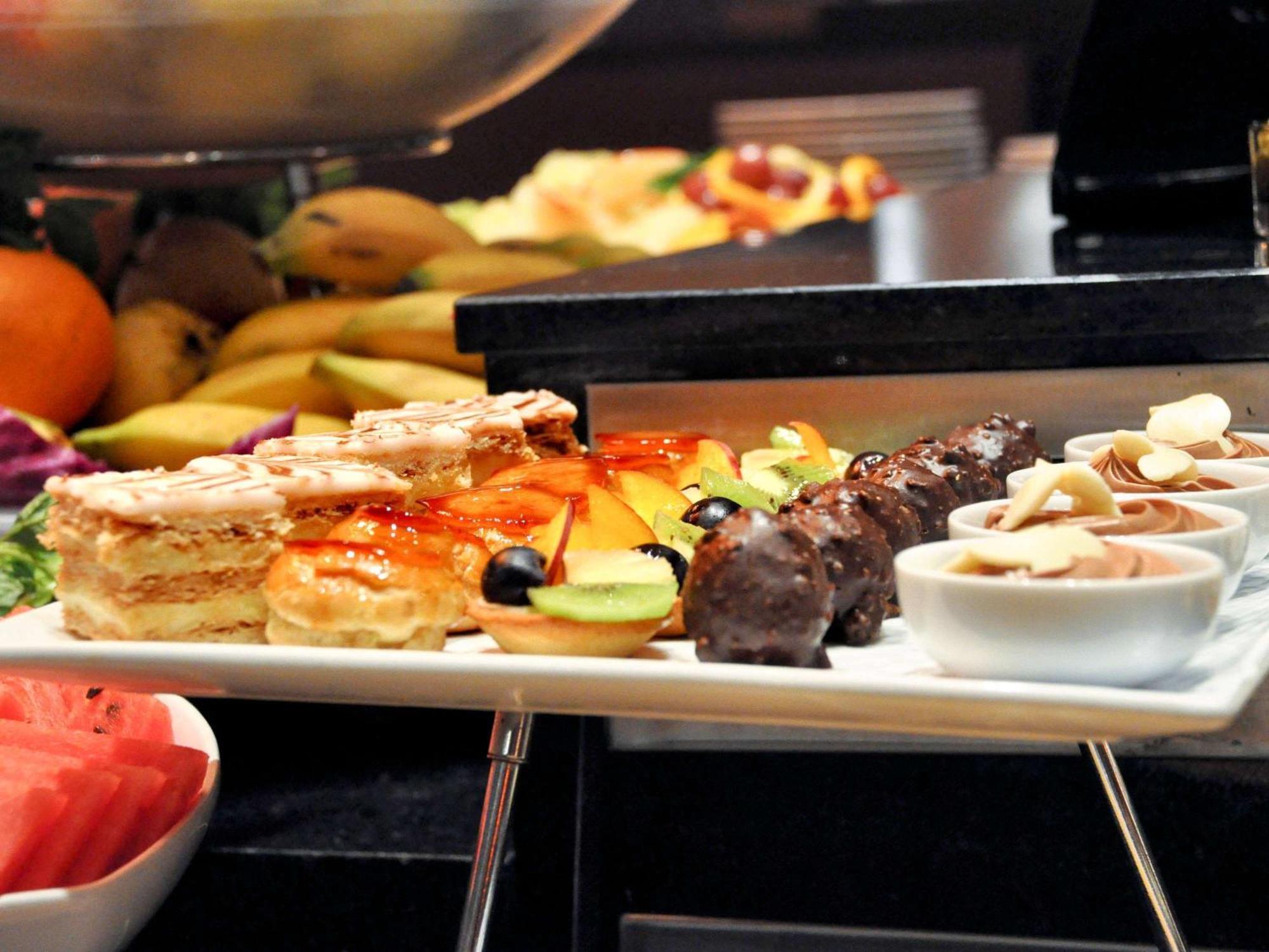 Hotel Mercure Alger Aeroport Maison Blanche Bagian luar foto A selection of desserts