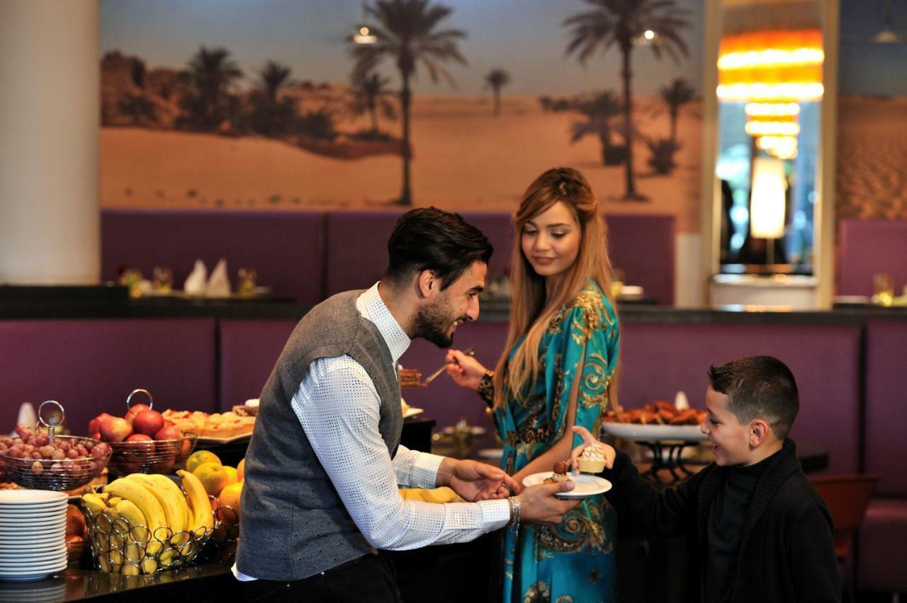 Hotel Mercure Alger Aeroport Maison Blanche Bagian luar foto A couple at a buffet