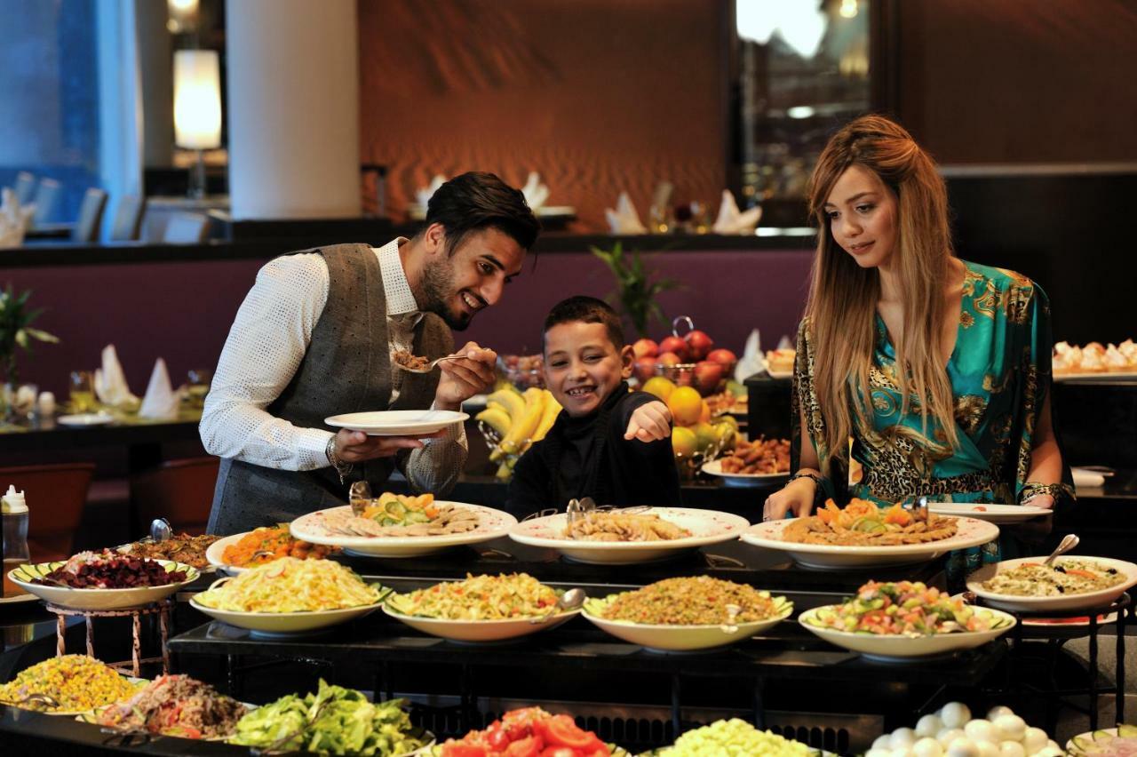 Hotel Mercure Alger Aeroport Maison Blanche Bagian luar foto A buffet at a hotel in Dubai