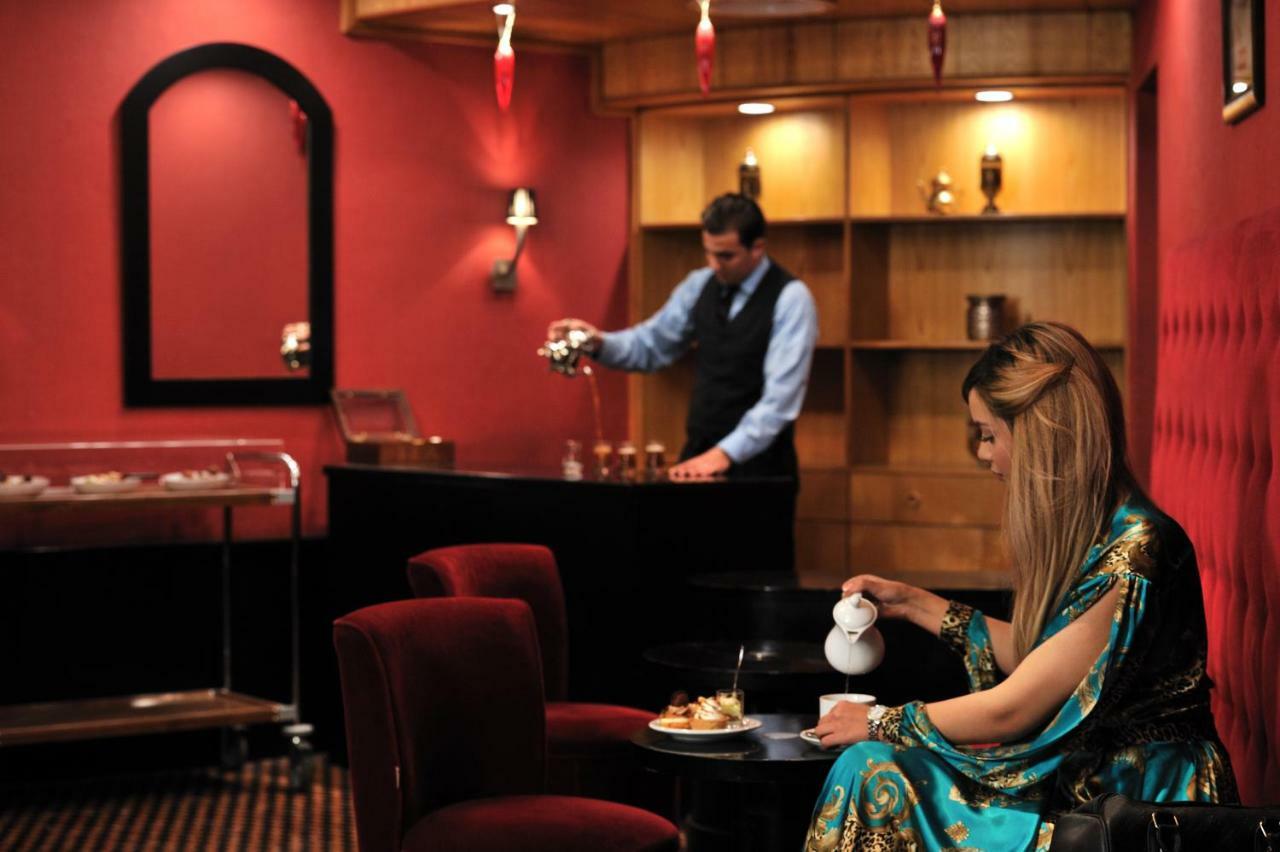 Hotel Mercure Alger Aeroport Maison Blanche Bagian luar foto A hotel butler serving tea