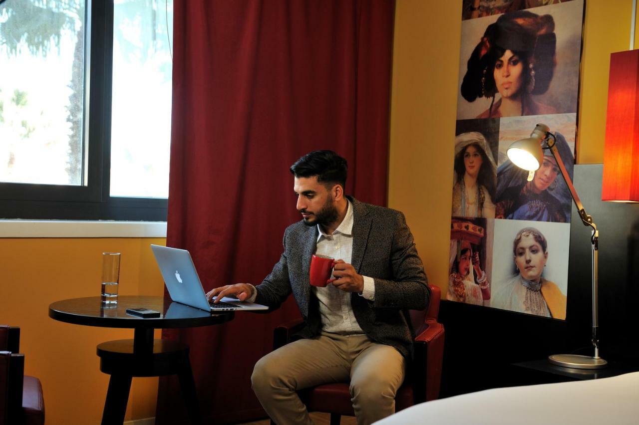 Hotel Mercure Alger Aeroport Maison Blanche Bagian luar foto Aarti in his studio