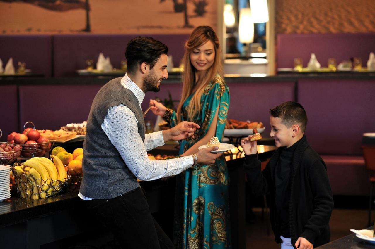 Hotel Mercure Alger Aeroport Maison Blanche Bagian luar foto A waiter serving a family