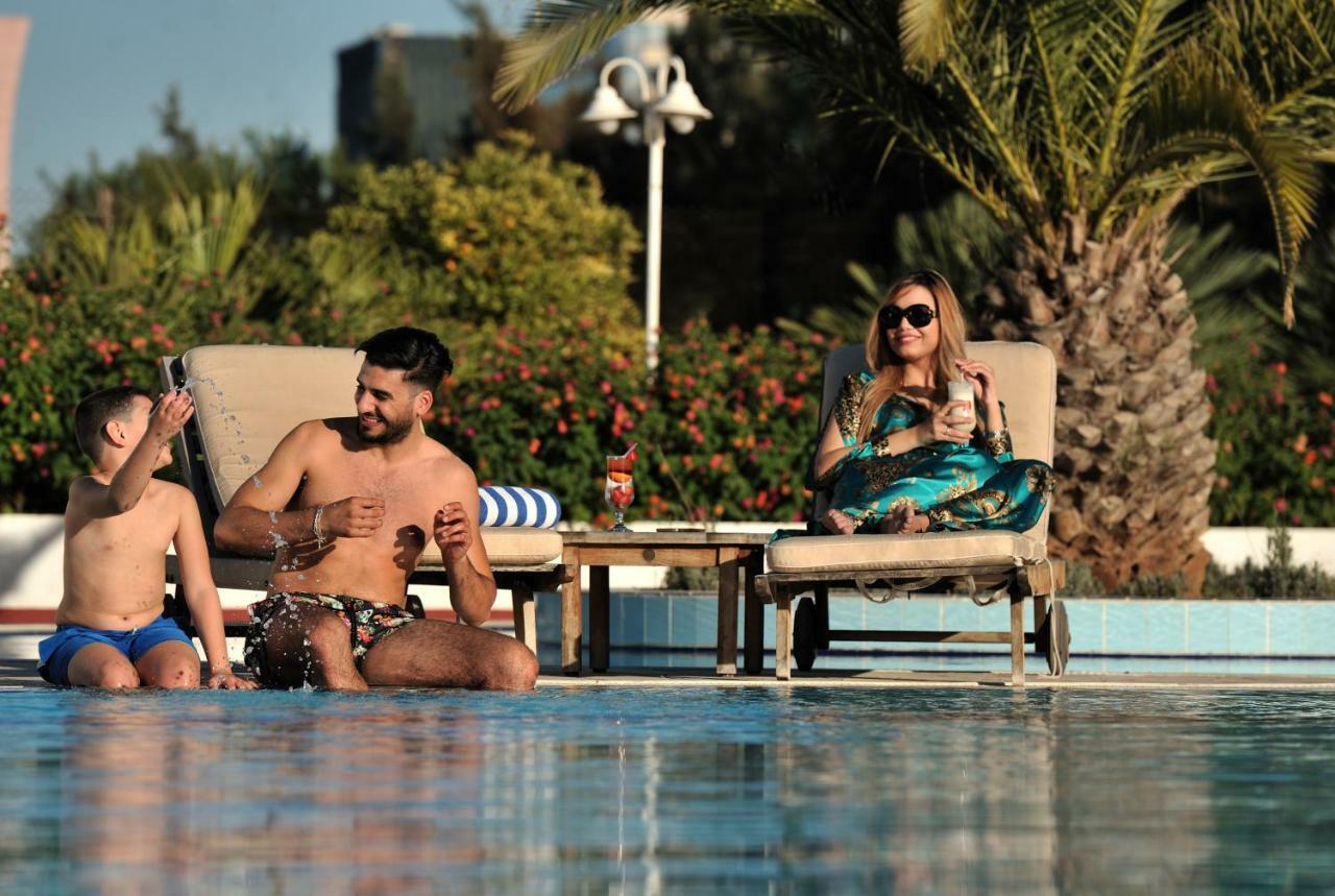 Hotel Mercure Alger Aeroport Maison Blanche Bagian luar foto A family at a pool in Dubai