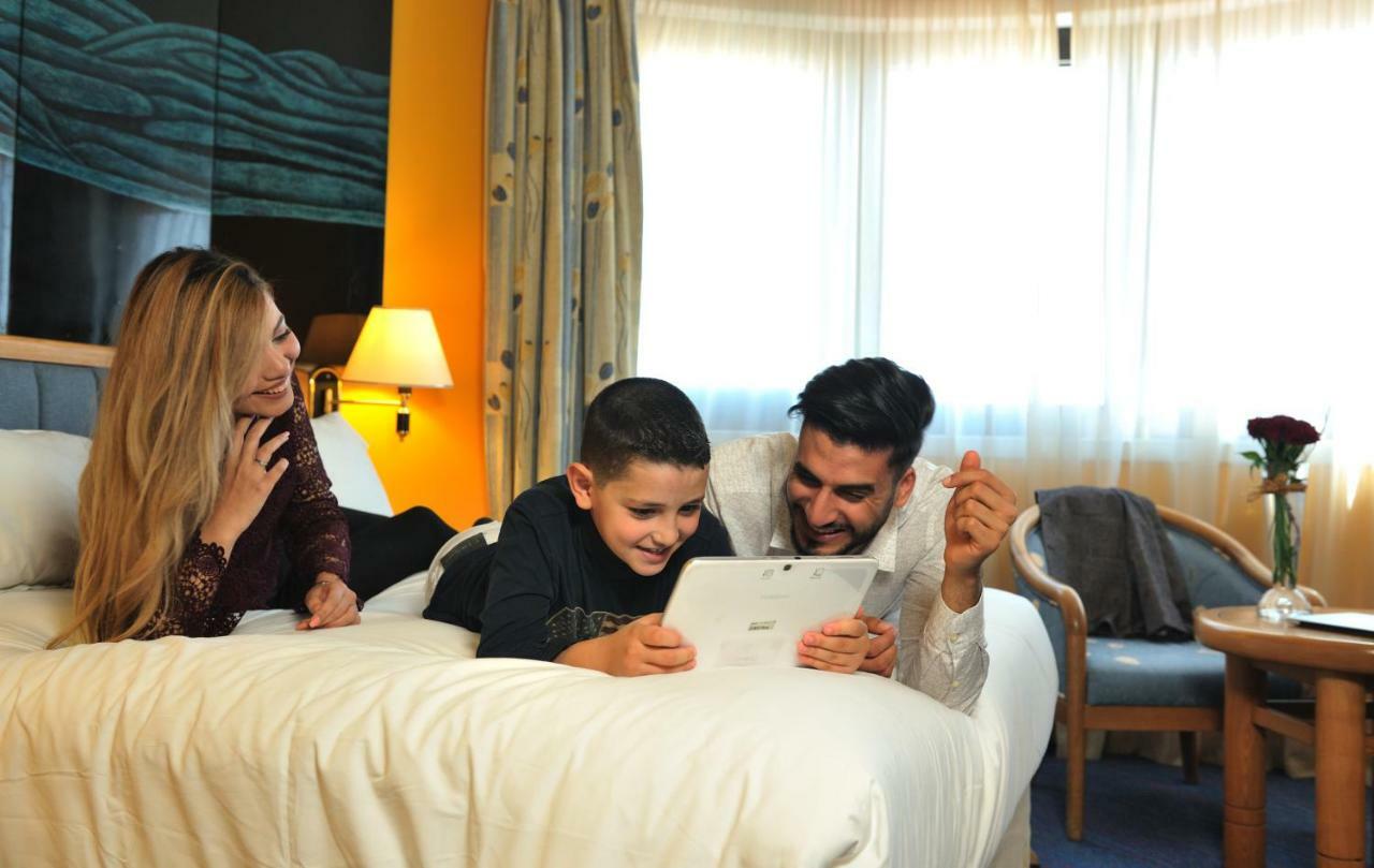 Hotel Mercure Alger Aeroport Maison Blanche Bagian luar foto Family using a tablet