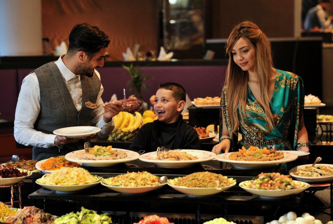 Hotel Mercure Alger Aeroport Maison Blanche Bagian luar foto A family at a buffet