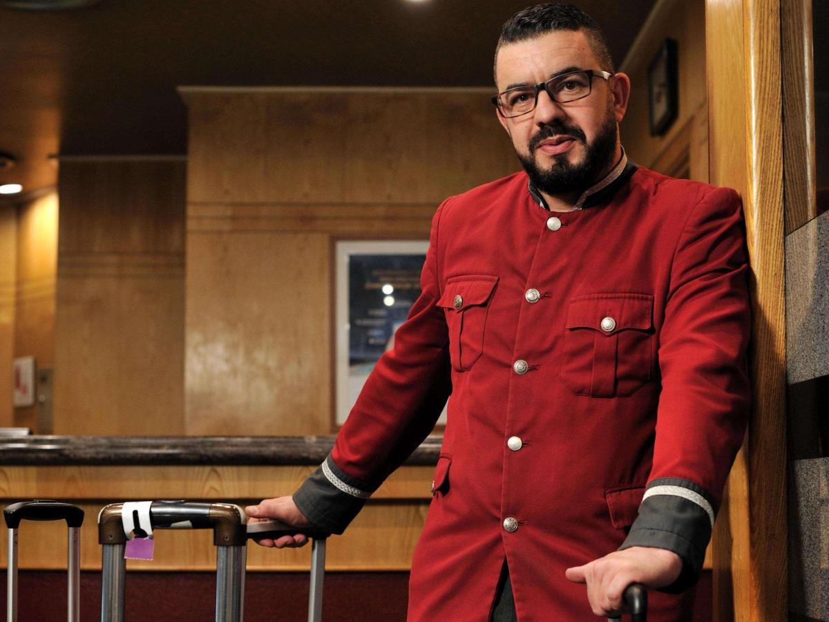 Hotel Mercure Alger Aeroport Maison Blanche Bagian luar foto A bellboy at the Four Seasons Hotel in Beirut, Lebanon