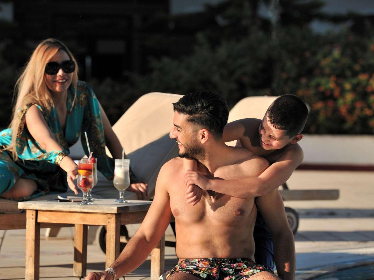Hotel Mercure Alger Aeroport Maison Blanche Bagian luar foto A gay couple